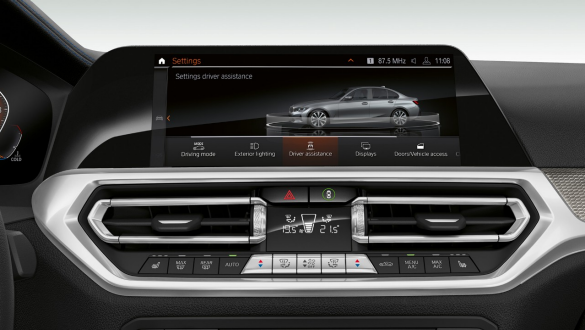 Driving Assistant Professional al BMW Seria 3 Sedan. Imagine frontală în prim-plan cu afişajul din habitaclu al BMW Seria 3 Sedan cu Driving Assistant Professional.
