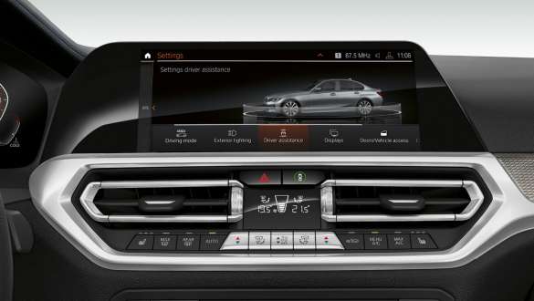 Driving Assistant Professional al BMW Seria 3 Sedan. Imagine frontală în prim-plan cu afişajul din habitaclu al BMW Seria 3 Sedan cu Driving Assistant Professional.