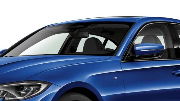 Izolare fonică BMW pentru BMW Seria 3 Sedan. Imagine cu trei sferturi din partea laterală a BMW Seria 3 Sedan cu centrare pe geamurile din partea faţă cu izolare fonică.