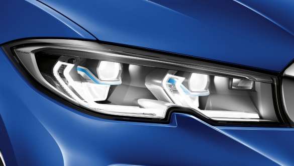 Farul BMW Laserlight al BMW Seria 3 Sedan. Perspectivă laterală în prim-plan cu farul BMW Laserlight de pe partea stângă.