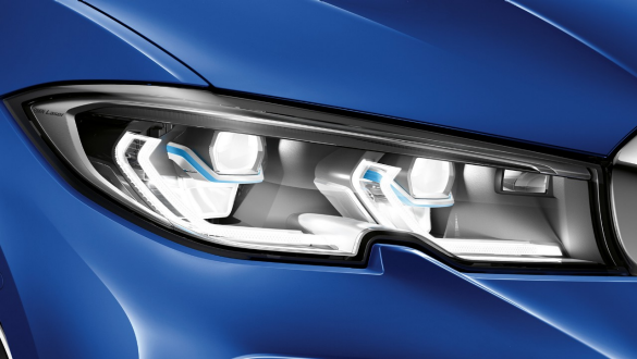 Farul BMW Laserlight al BMW Seria 3 Sedan. Perspectivă laterală în prim-plan cu farul BMW Laserlight de pe partea stângă.
