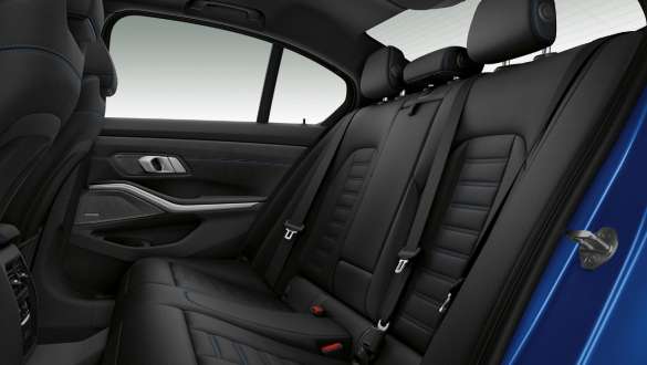 Sistemul de încălzire a scaunelor faţă şi spate din BMW Seria 3 Sedan. Perspectivă laterală în prim-plan cu bancheta spate cu sistem de încălzire a scaunelor faţă şi spate.