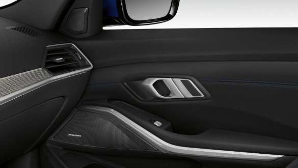 Sistemul de sunet surround Harman Kardon al BMW Seria 3 Sedan. Imagine în prim-plan cu partea interioară a portierei pasagerului faţă iluminată şi cu difuzor integrat al sistemului de sunet surround Harman Kardon.