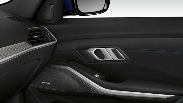 Sistemul de sunet surround Harman Kardon al BMW Seria 3 Sedan. Imagine în prim-plan cu partea interioară a portierei pasagerului faţă iluminată şi cu difuzor integrat al sistemului de sunet surround Harman Kardon.