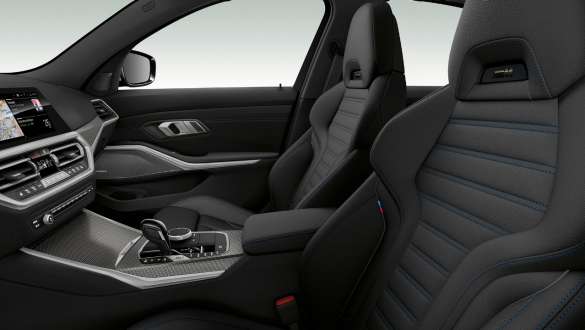 Scaunele sport ale BMW Seria 3 Sedan. Perspectivă laterală în prim-plan cu scaunele sport negre pentru conducătorul auto şi pasagerul faţă.