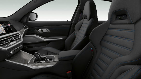 Scaunele sport ale BMW Seria 3 Sedan. Perspectivă laterală în prim-plan cu scaunele sport negre pentru conducătorul auto şi pasagerul faţă.