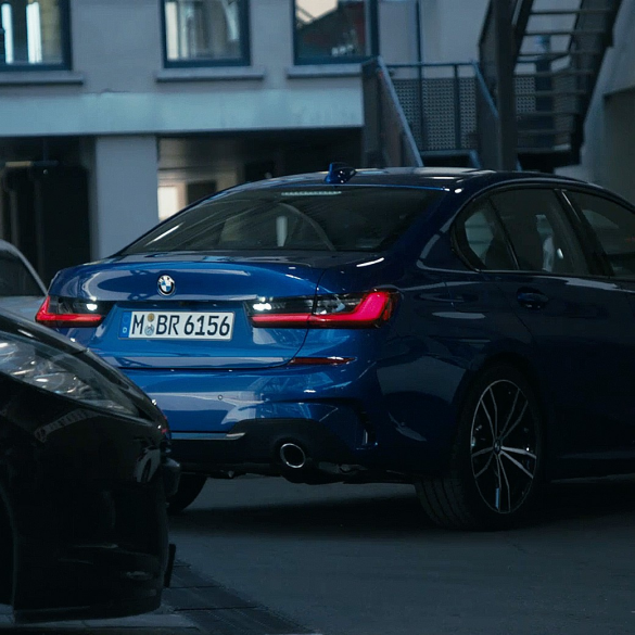 Accesoriile M Performance ale BMW Seria 3 Sedan. Imagine cu trei sferturi din partea frontală a BMW Seria 3 Sedan cu accesorii M Performance.