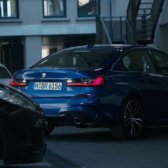 Asistent pentru mersul în marşarier, BMW Seria 3 Sedan Imagine în prim-plan cu display-ul din habitaclul BMW Seria 3 Sedan, cu Asistent pentru mersul în marşarier