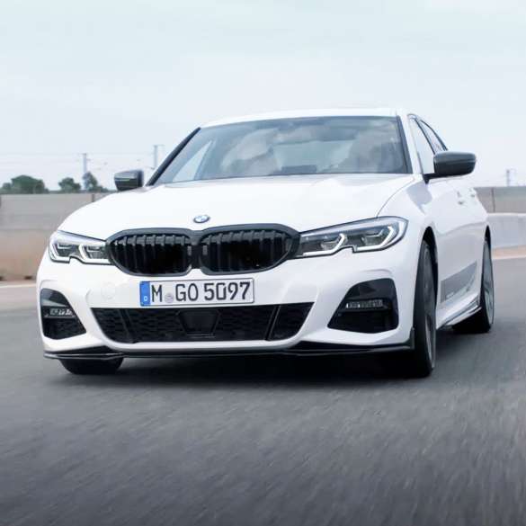 BMW Seria 3 Sedan cu piese M Performance Imagine cu un sfert din partea frontală a BMW Seria 3 Sedan cu piese M Performance