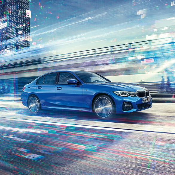 Perspectivă din lateral a BMW Seria 3 Sedan rulând. Perspectivă din lateral a BMW Seria 3 Sedan rulând pe timp de zi, într-un peisaj urban.