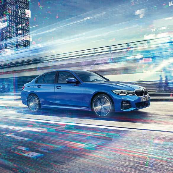 Imagine din lateral cu BMW Seria 3 Sedan, rulând Imagine cu partea laterală a BMW Seria 3 Sedan, rulând pe timpul zilei într-un peisaj urban