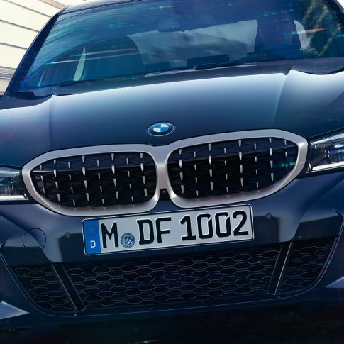 Grila dublă BMW din BMW Seria 3 Sedan. Imagine frontală în prim-plan cu grila dublă BMW cu design în formă de mesh din BMW Seria 3 Sedan M340i xDrive.