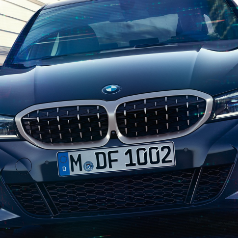 Grila dublă BMW din BMW Seria 3 Sedan. Imagine frontală în prim-plan cu grila dublă BMW cu design în formă de mesh din BMW Seria 3 Sedan M340i xDrive.