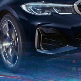 Prizele de aer ale BMW Seria 3 Sedan. Perspectivă detaliată din lateral cu prizele de aer în Gri Cerium metalizat ale BMW Seria 3 Sedan.
