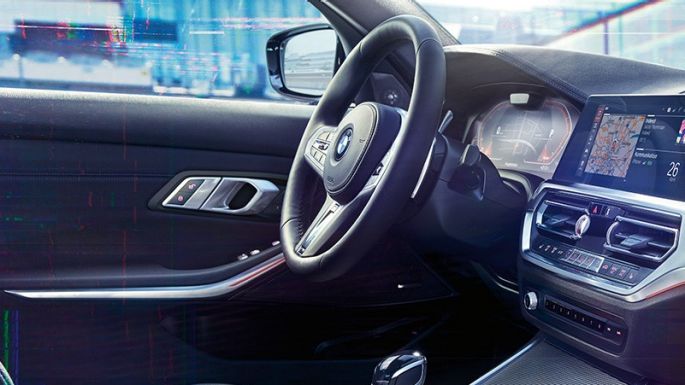 Panoul de instrumente M al BMW Seria 3 Sedan. Imagine în prim-plan cu interiorul BMW Seria 3 Sedan cu perspectivă din lateral asupra unei părţi din habitaclu şi din panoul de instrumente cu afişaj specific M.
