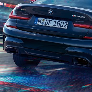 Ţevile de eşapament M ale BMW Seria 3 Sedan. Imagine în prim-plan cu partea spate a BMW Seria 3 Sedan cu ţevi de eşapament specifice M în Gri Cerium metalizat.
