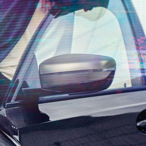 Oglinzile exterioare ale BMW Seria 3 Sedan. Imagine detaliată cu portiera deschisă a conducătorului auto cu oglinzile exterioare în Gri Cerium metalizat.