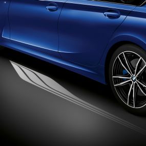 BMW Seria 3 Sedan cu „covor” luminos de întâmpinare Imagine din partea laterală cu portiera conducătorului auto şi „covorul” luminos de întâmpinare