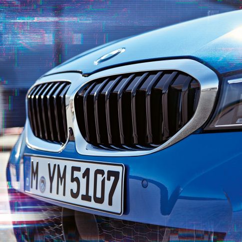Grila dublă a radiatorului BMW Seria 3 Sedan Imagine cu partea laterală cu grila dublă a radiatorului BMW Seria 3 Sedan în prim-plan