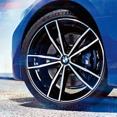 BMW Seria 3 Sedan, jante M din aliaj uşor, tip 791 M Imagine în prim-plan cu jantele M din aliaj uşor de 19”, tip 791 M, în Negru Jet, ale BMW Seria 3 Sedan