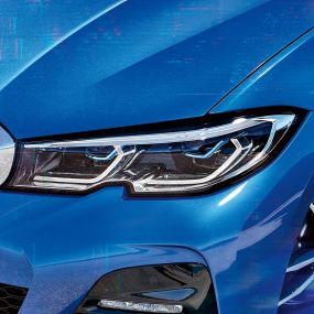 BMW Seria 3 Sedan cu farurile BMW Laserlight Imagine în prim-plan cu farurile BMW Laserlight din partea dreaptă a BMW Seria 3 Sedan