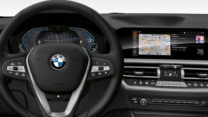 Habitaclul BMW Seria 3 Sedan. Imagine detaliată a părţii frontale a habitaclului cu afişaj specific i al BMW Seria 3 Sedan.
