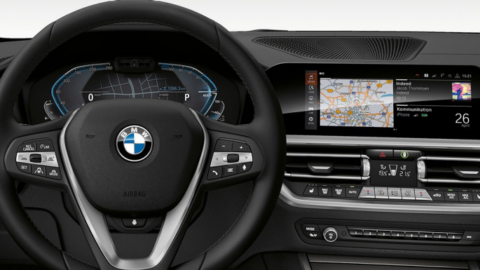 Habitaclul BMW Seria 3 Sedan. Imagine detaliată a părţii frontale a habitaclului cu afişaj specific i al BMW Seria 3 Sedan.