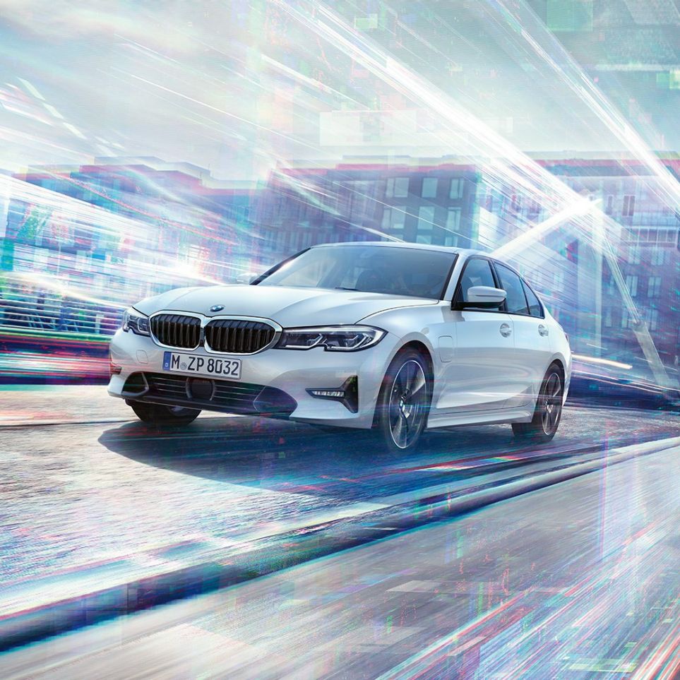 Modelul 330e al BMW Seria 3 Sedan rulând. BMW Seria 3 Sedan 330e rulând într-un peisaj urban.