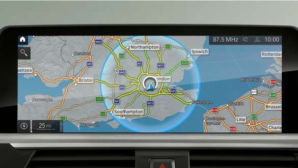 Sistemul de navigaţie din BMW Seria 3 Sedan plug-in hybrid 2021 G20 Imagine în prim plan cu sistemul de navigaţie din BMW Seria 3 Sedan plug-in hybrid