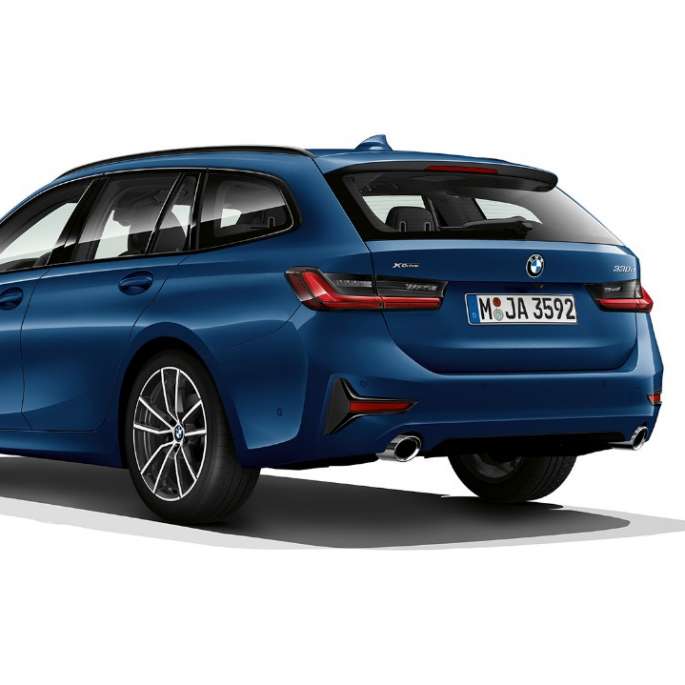 Imagine cu trei sferturi din partea spate a Modelului Sport Line Imagine cu trei sferturi din partea spate a BMW Seria 3 Touring, Model Sport Line