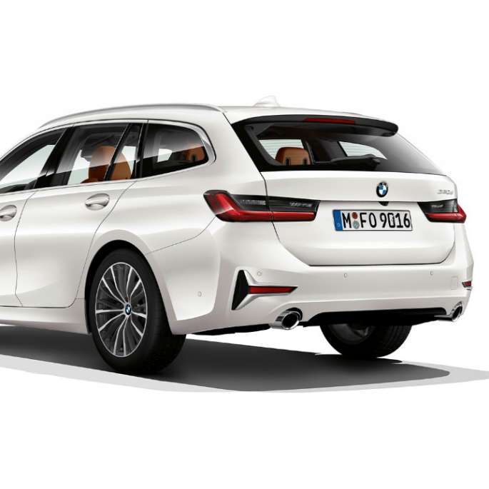 Imagine cu trei sferturi din partea spate a Modelului Luxury Line Imagine cu trei sferturi din partea spate a BMW Seria 3 Touring, Model Luxury Line