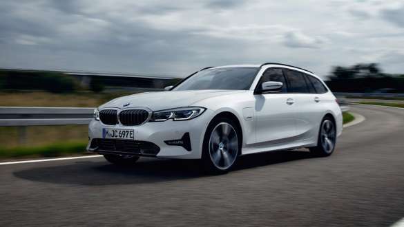 Imagine cu trei sferturi din partea frontală a unui BMW Seria 3 Touring plug-in hybrid Imagine cu trei sferturi din partea frontală a unui BMW Seria 3 Touring plug-in hybrid
