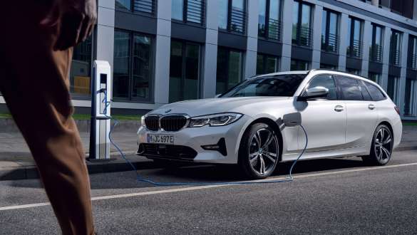Imagine cu trei sferturi din partea frontală a unui BMW Seria 3 Touring plug-in hybrid Imagine cu trei sferturi din partea frontală a unui BMW Seria 3 Touring plug-in hybrid