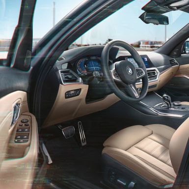 Imagine detaliată cu habitaclul BMW Seria 3 Touring Imagine detaliată cu habitaclul BMW Seria 3 Touring, în faţa unui peisaj urban