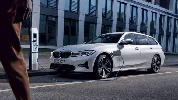 Imagine cu trei sferturi din partea frontală a unui BMW Seria 3 Touring plug-in hybrid Imagine cu trei sferturi din partea frontală a unui BMW Seria 3 Touring plug-in hybrid