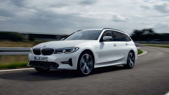 Imagine cu trei sferturi din partea frontală a unui BMW Seria 3 Touring plug-in hybrid Imagine cu trei sferturi din partea frontală a unui BMW Seria 3 Touring plug-in hybrid