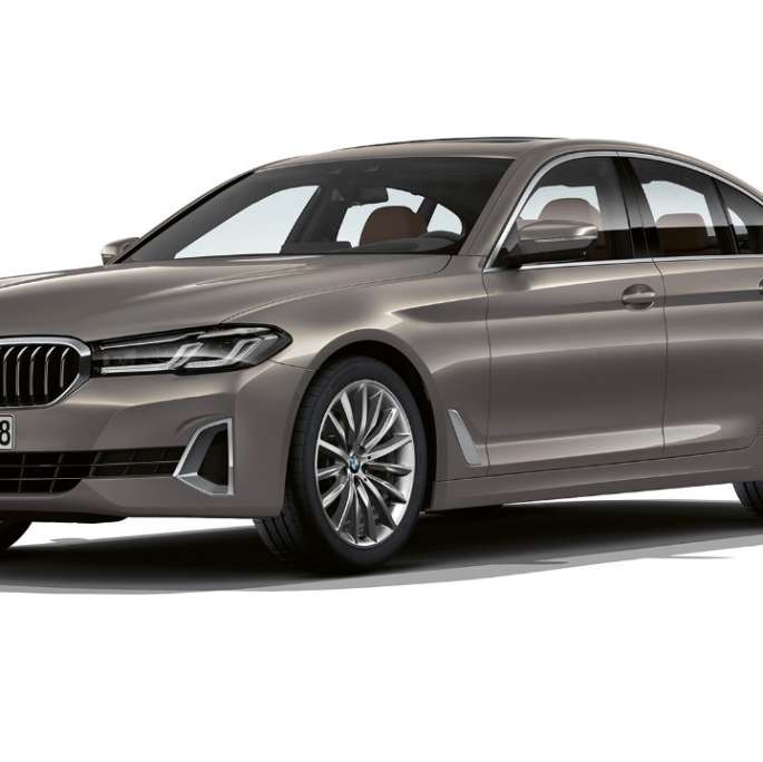 Partea frontală a BMW Seria 5 Sedan, G30, cu echipamente Luxury Line Imagine cu trei sferturi din partea frontală a BMW 520d xDrive Sedan, G30, 2020, în Gri Bernina, cu echipamente Luxury Line
