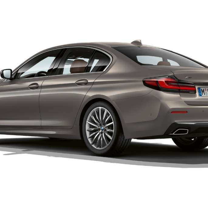 Partea spate a BMW Seria 5 Sedan, G30, cu echipamente Luxury Line Imagine cu trei sferturi din partea spate a BMW 520d xDrive Sedan, G30, 2020, în Gri Bernina, cu echipamente Luxury Line