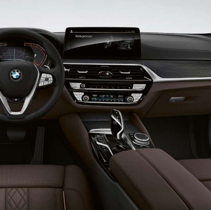 Habitaclul BMW Seria 5 Sedan, G30, cu echipamente Luxury Line Imagine cu habitaclul BMW 520d xDrive Sedan, G30, 2020, cu echipamente Luxury Line şi tapiţerie din piele Nappa în Mokka, cu cusături exclusiviste şi ornamente contrastante