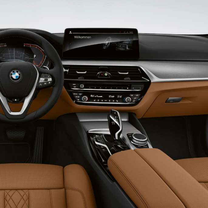 Habitaclul BMW Seria 5 Sedan, G30, cu echipamente de bază Imagine cu habitaclul BMW 540i Sedan, G30, 2020, cu echipamente de bază şi tapiţerie din piele Sensatec în Cognac