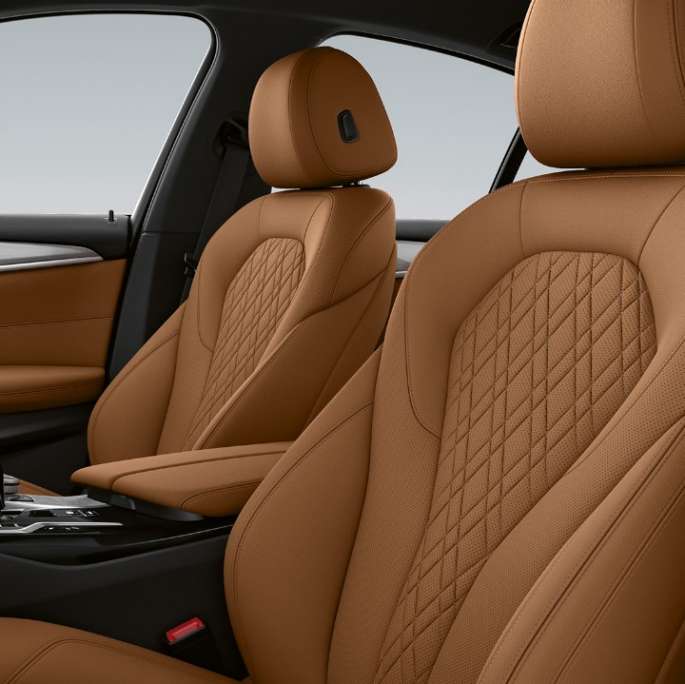 Tapiţeria BMW Seria 5 Sedan, G30, cu echipamente de bază Imagine cu tapiţeria din piele Sensatec în Cognac a BMW 540i Sedan, G30, 2020, cu echipamente de bază