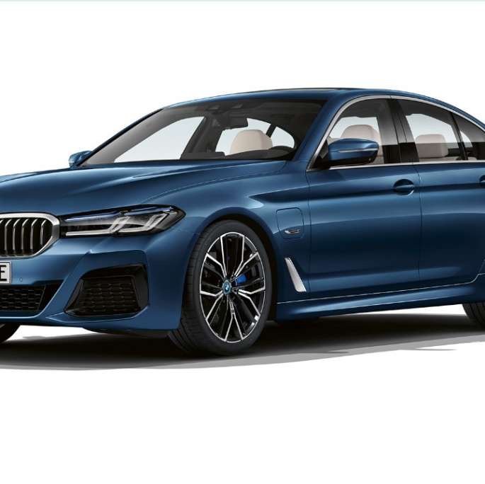 Partea frontală a BMW Seria 5 Sedan Plug-in Hybrid, G30, cu pachet M Sport Imagine cu trei sferturi din partea frontală a BMW 520d xDrive Sedan, G30, 2020, în Alb Alpine, cu pachet M Sport