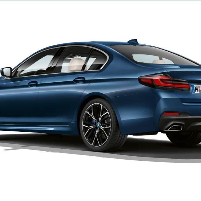 Partea spate a BMW Seria 5 Sedan Plug-in Hybrid, G30, cu pachet M Sport Imagine cu trei sferturi din partea spate a BMW 520d xDrive Sedan, G30, 2020, în Alb Alpine, cu pachet M Sport