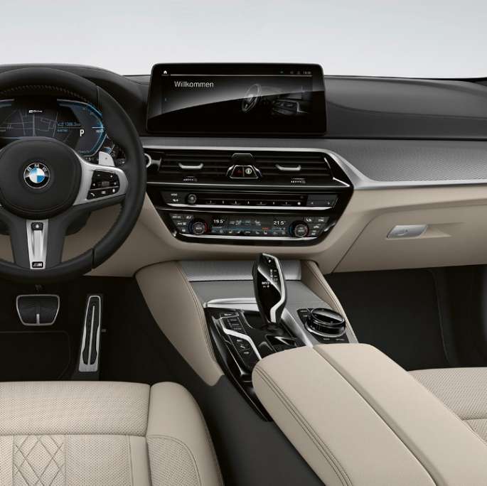 Habitaclul BMW Seria 5 Sedan Plug-in Hybrid, G30, cu pachet M Sport
Imagine cu habitaclul BMW 520d xDrive Sedan, G30, 2020, cu pachet M Sport şi tapiţerie din piele Dakota neagră, cu cusături contrastante albastre