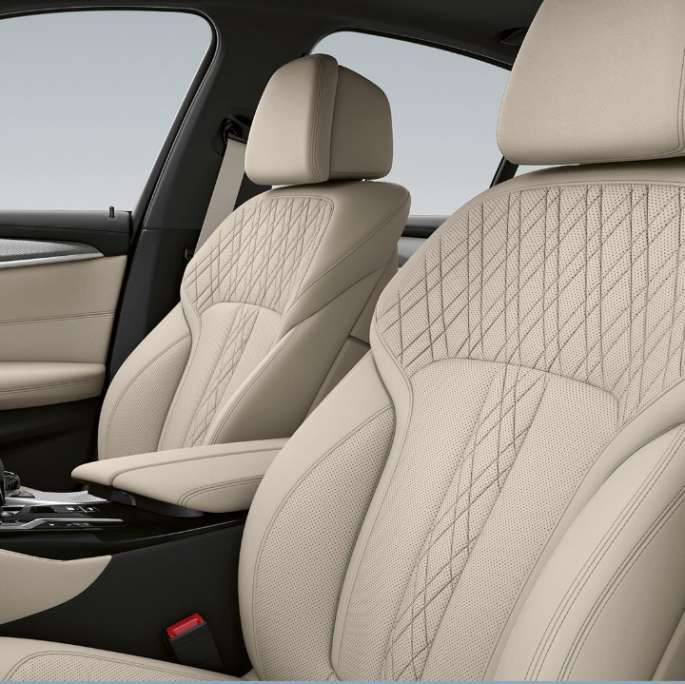 Tapiţeria BMW Seria 5 Sedan Plug-in Hybrid, G30, cu pachet M Sport Imagine cu tapiţeria din piele Dakota neagră, cu cusături contrastante albastre, a BMW 520d xDrive Sedan, G30, 2020, cu pachet M Sport