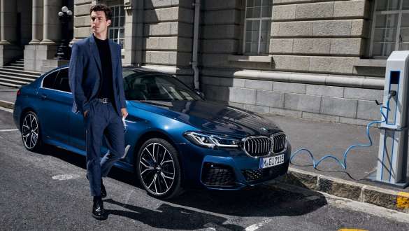 Imagine cu trei sferturi din partea frontală a unui BMW Seria 5 Sedan plug-in hybrid Imagine cu trei sferturi din partea frontală a unui BMW Seria 5 Sedan plug-in hybrid
