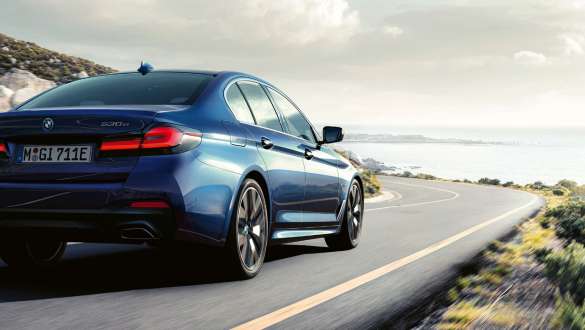 Direcţia integrală adaptivă a BMW Seria 5 Sedan, G30 Imagine cu trei sferturi din partea spate a BMW Seria 5 Sedan, G30, Facelift, 2020, cu direcţie integrală adaptivă, rulând