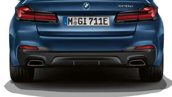 Ţevile de eşapament în formă de trapez ale BMW Seria 5 Sedan, G30 Imagine în prim plan cu partea spate a BMW Seria 5 Sedan, G30, Facelift, 2020, cu ţevi de eşapament în formă de trapez