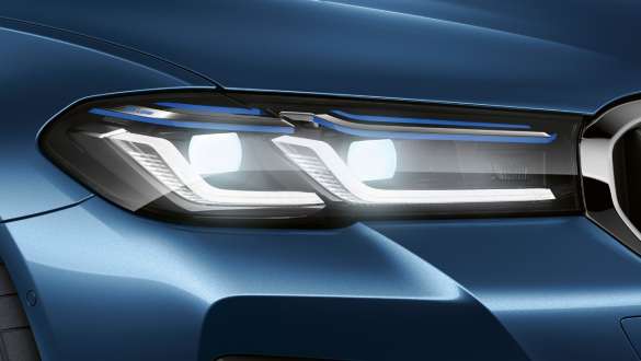 Farurile BMW Laserlight ale BMW Seria 5 Sedan, G30 Imagine în prim plan cu farurile BMW Laserlight ale BMW Seria 5 Sedan, G30, Facelift, 2020, în Albastru Phytonic