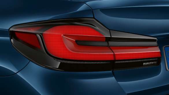 Stopurile cu tehnologie LED ale BMW Seria 5 Sedan, G30 Imagine în prim plan cu partea spate a BMW Seria 5 Sedan, G30, Facelift, 2020, în Albastru Phytonic, cu stopuri cu tehnologie LED